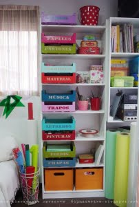 Fargglad-forvaring-i-bokhylla