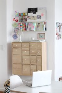 Skrivbord-och-smal-forvaring-pa-vagg