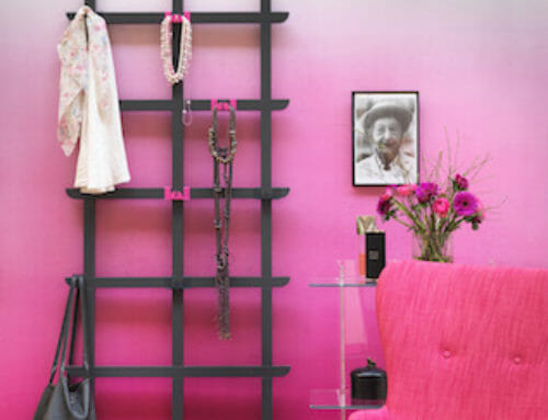 Stege med färgglada krokar