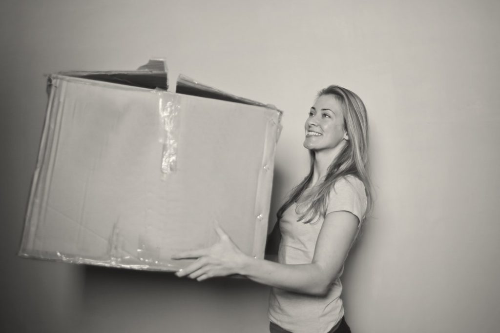 Tjej med flyttlåda. Bild av Bruce Mars